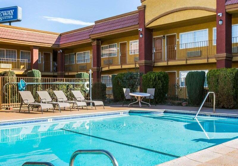 호텔 Rodeway Inn & Suites Corona