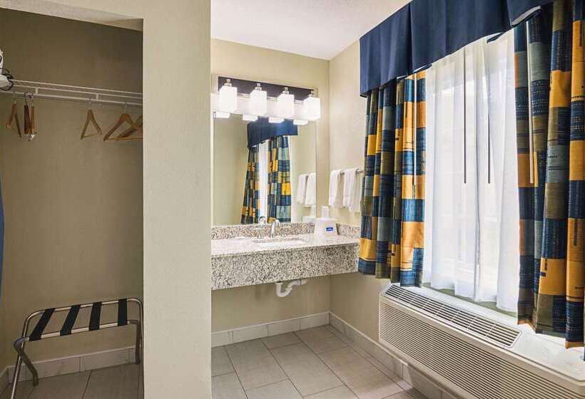 فندق Rodeway Inn And Suites