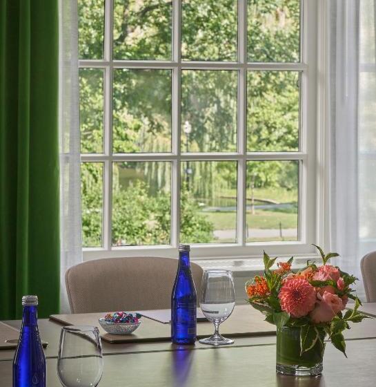 ホテル The Newbury Boston