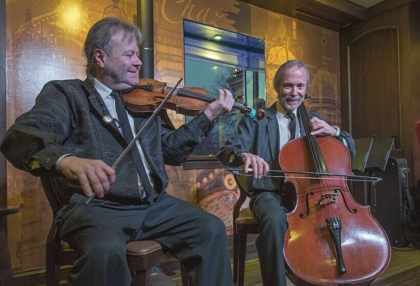 The Raphael Hotel, Autograph Collection