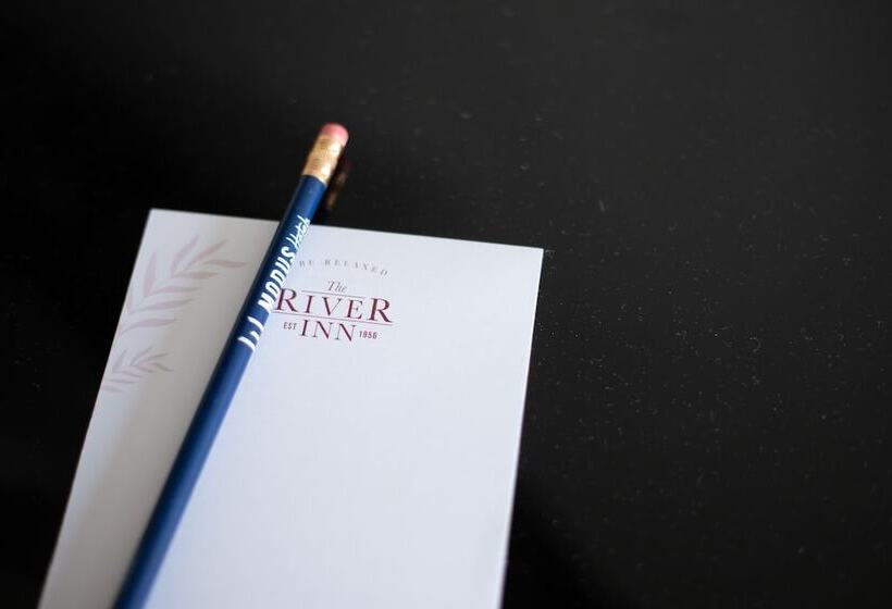 호텔 The River Inn