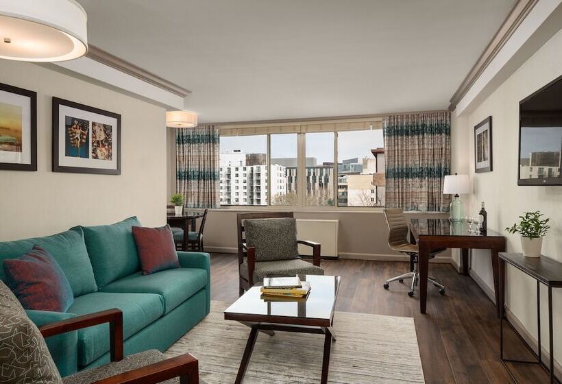 호텔 The River Inn