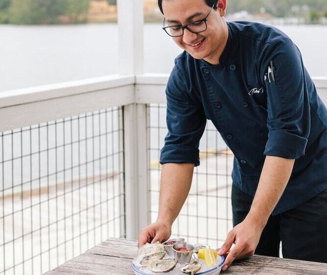 ホテル The Tides Inn