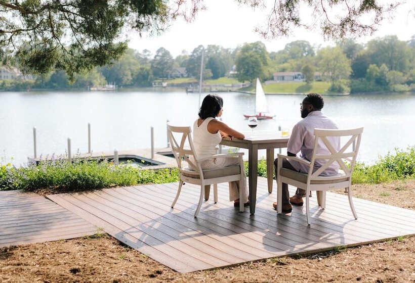 ホテル The Tides Inn