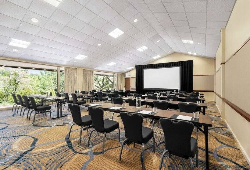 هتل The Woodlands Resort, Curio Collection By Hilton