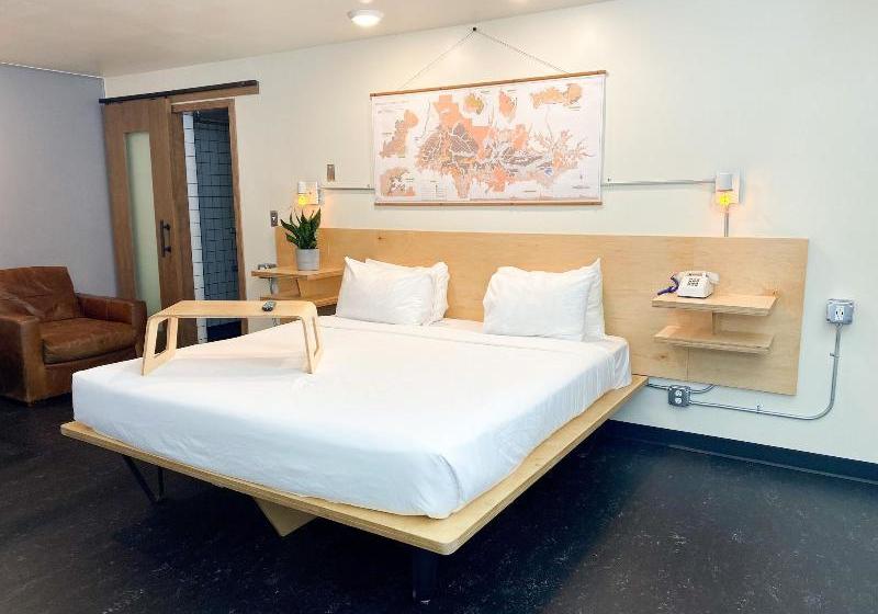 فندق Town House Motor Inn