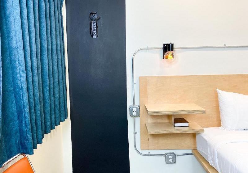 فندق Town House Motor Inn