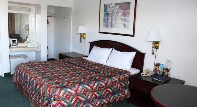 فندق Travelodge 4th Avenue