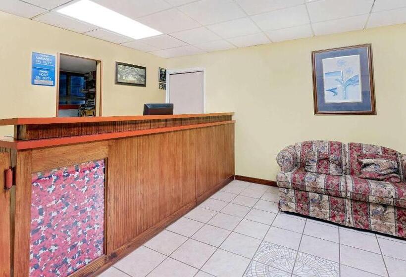 فندق Travelodge By Wyndham Chambersburg