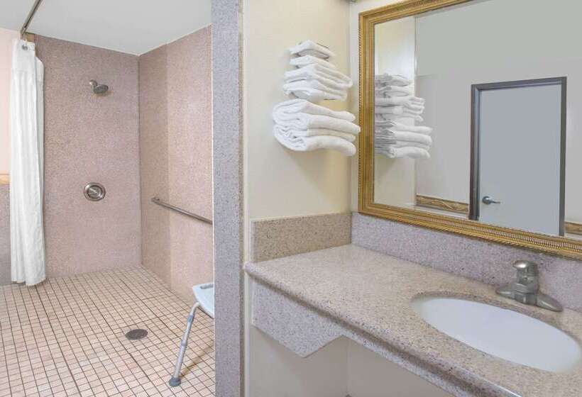 فندق Travelodge By Wyndham Costa Mesa Newport Beach Hacienda