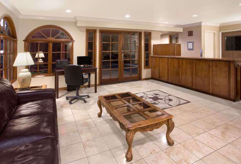 فندق Travelodge By Wyndham Costa Mesa Newport Beach Hacienda