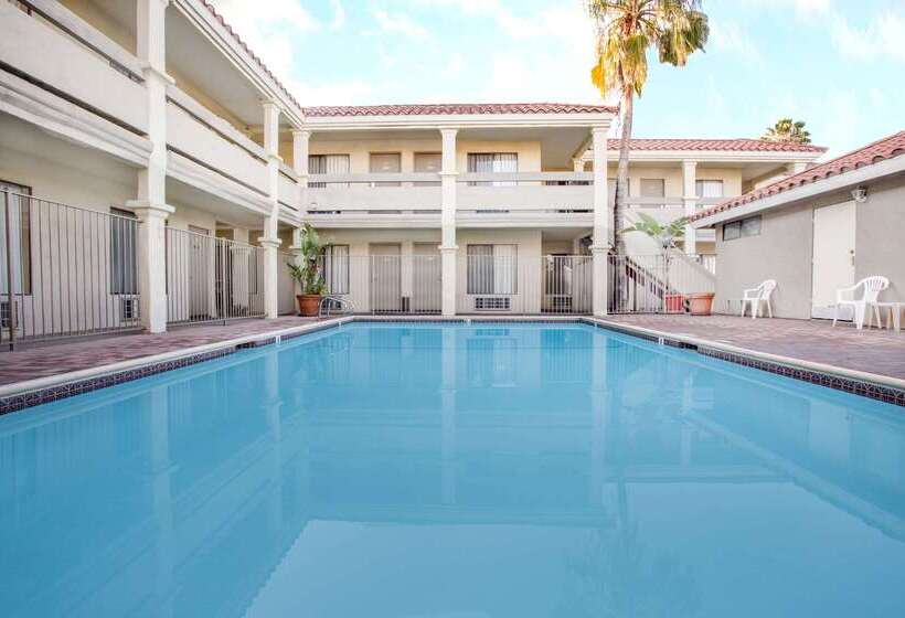 فندق Travelodge By Wyndham Costa Mesa Newport Beach Hacienda