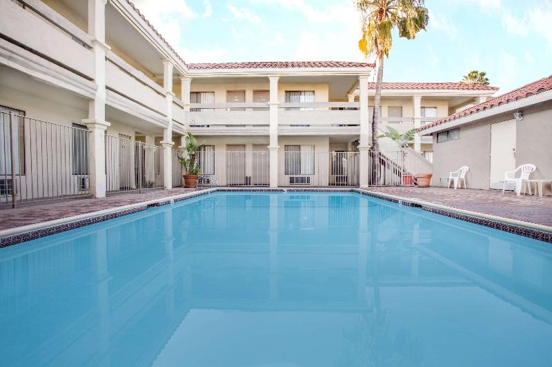 فندق Travelodge By Wyndham Costa Mesa Newport Beach Hacienda