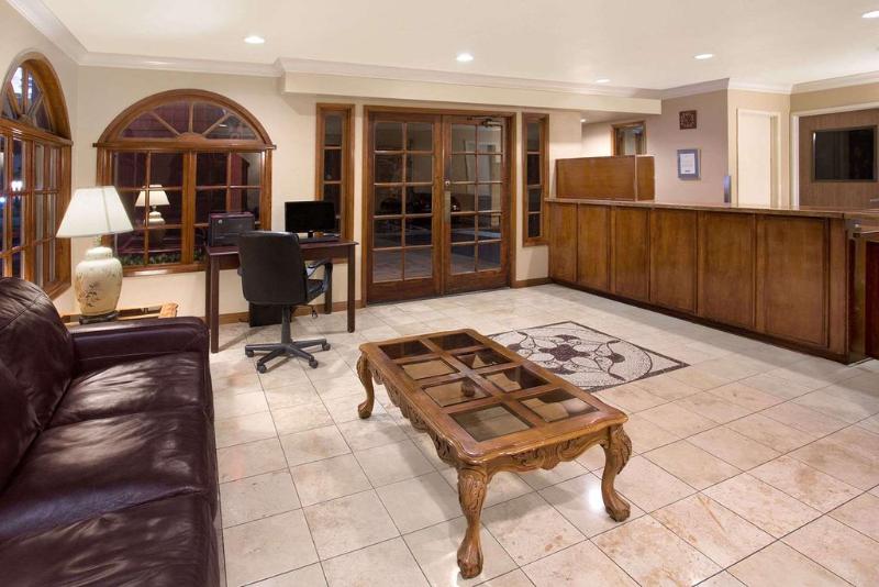 فندق Travelodge By Wyndham Costa Mesa Newport Beach Hacienda