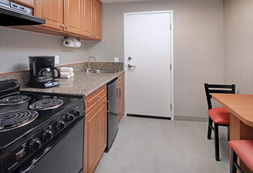 בית מלון כפרי Tropicana Inn And Suites