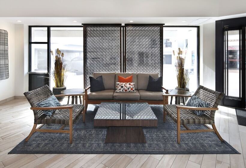 בית מלון כפרי Tropicana Inn And Suites