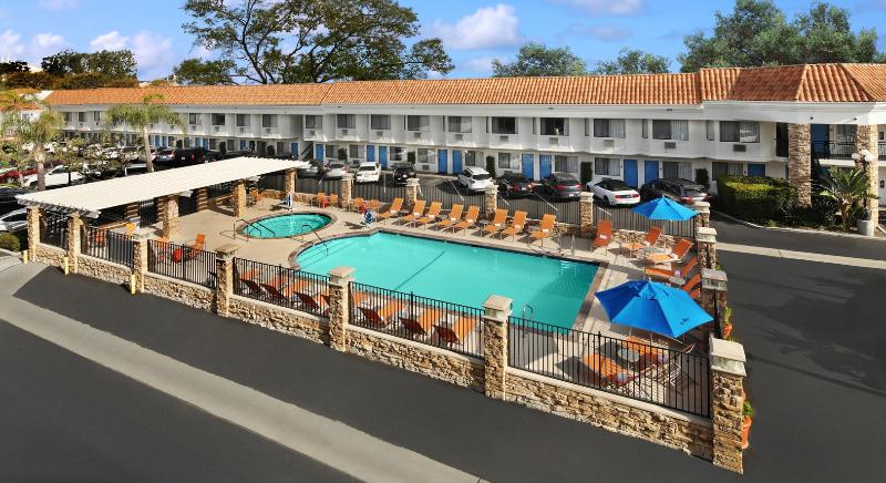 בית מלון כפרי Tropicana Inn And Suites