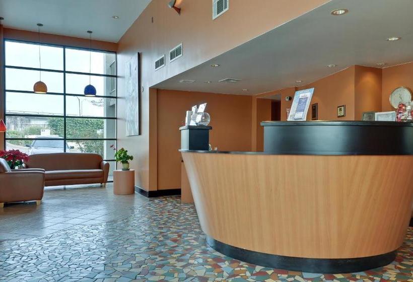 فندق Vagabond Inn Executive Old Town