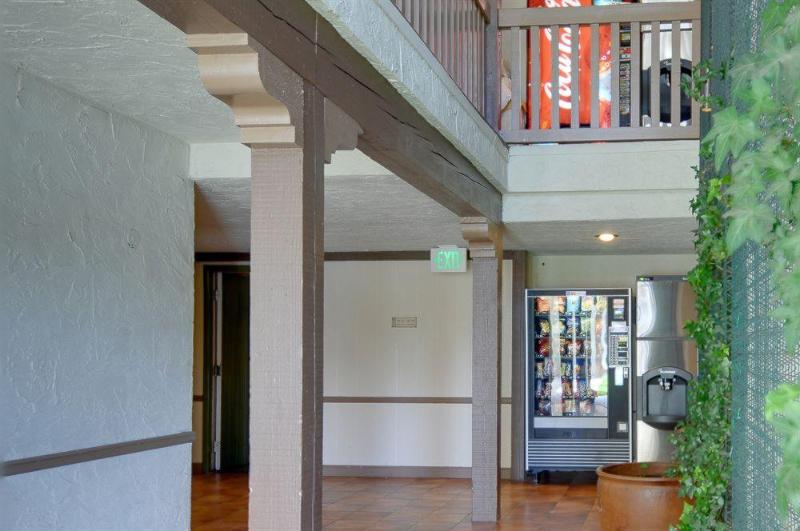 Отель Vagabond Inn Executive San Francisco Airport