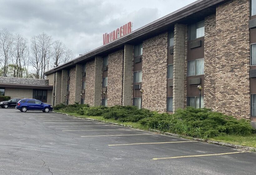 فندق Voyageur Inn And Conference Center