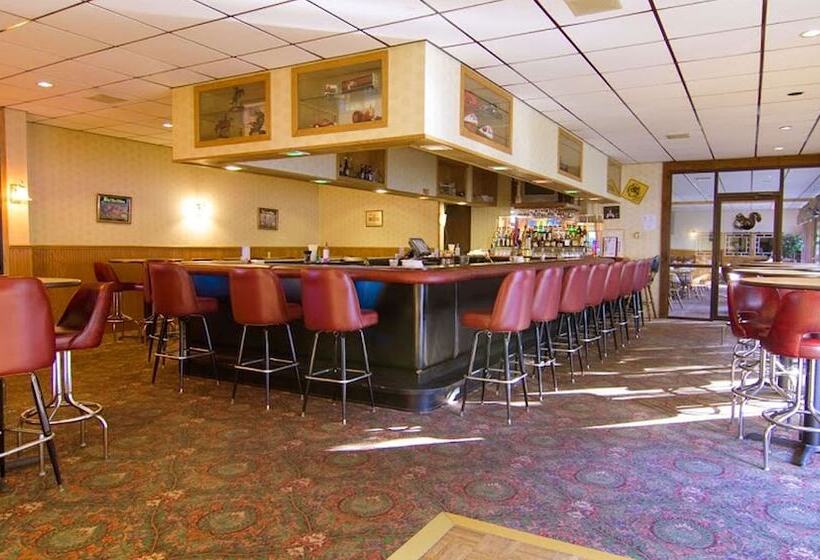 فندق Voyageur Inn And Conference Center