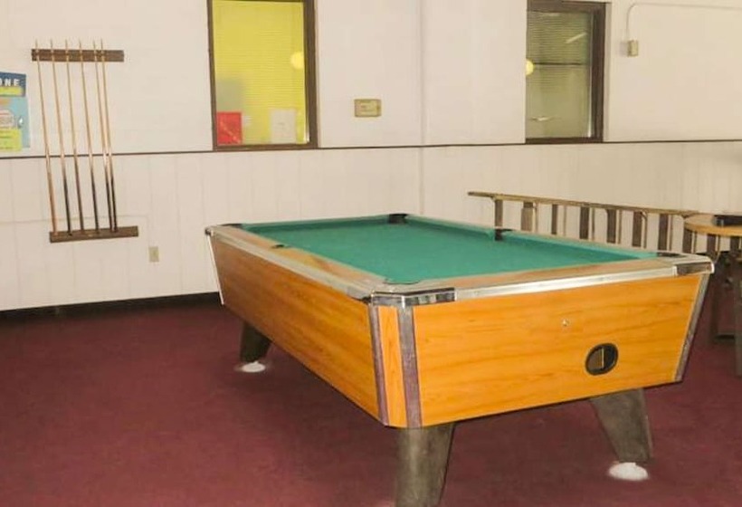 فندق Voyageur Inn And Conference Center