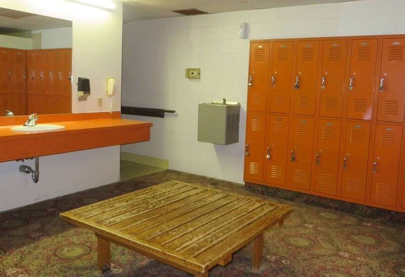 فندق Voyageur Inn And Conference Center