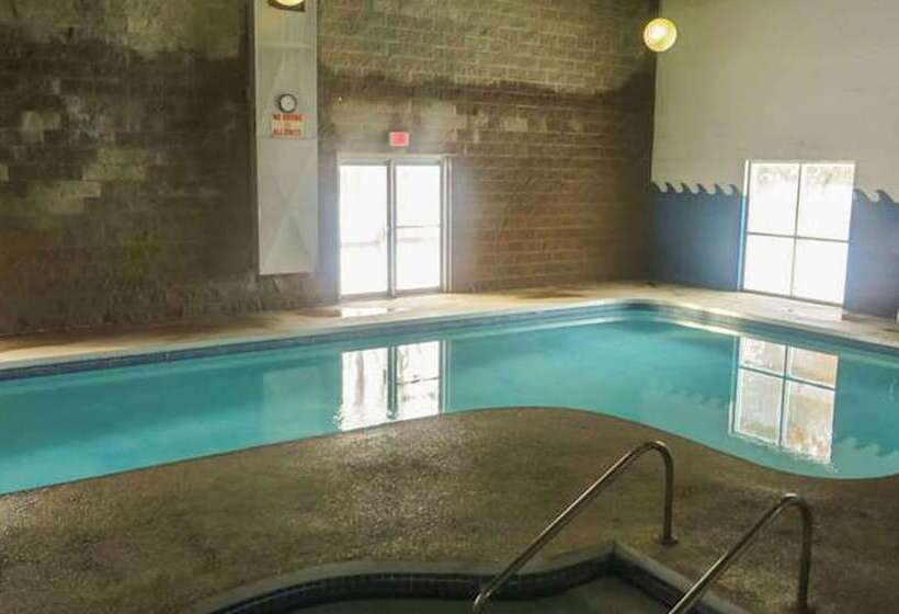 فندق Voyageur Inn And Conference Center