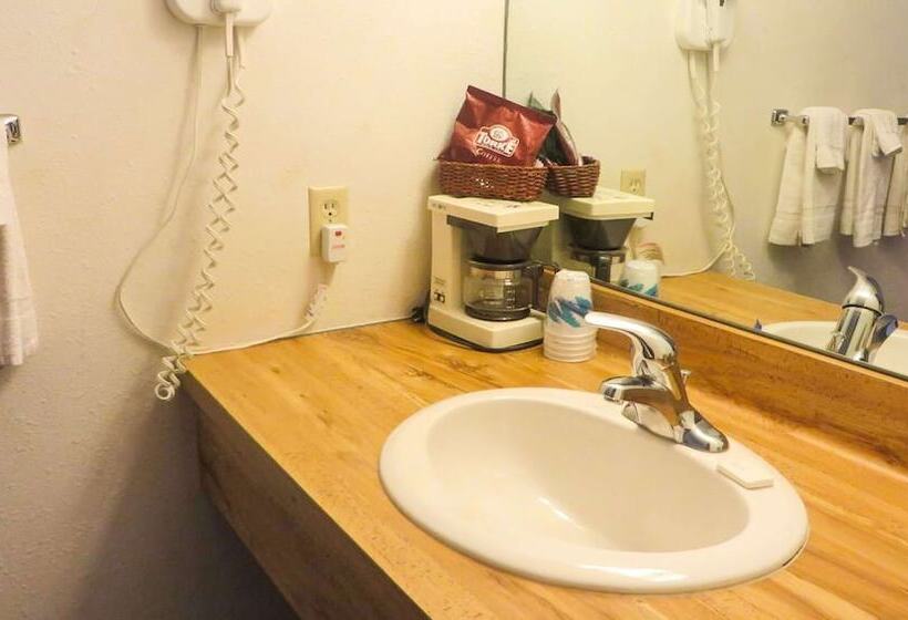 فندق Voyageur Inn And Conference Center