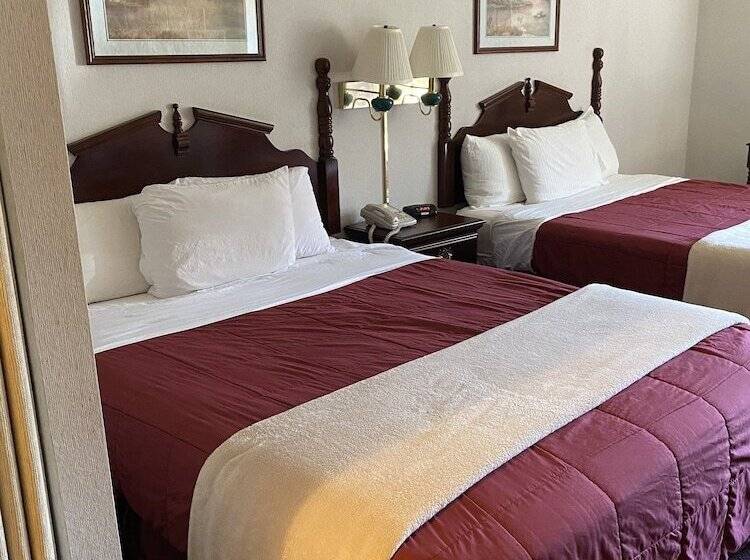 فندق Voyageur Inn And Conference Center