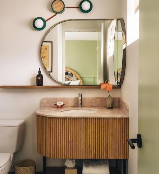 Wayfinder Waikiki   Voted Top 10 Best Hotels In Hawaii!