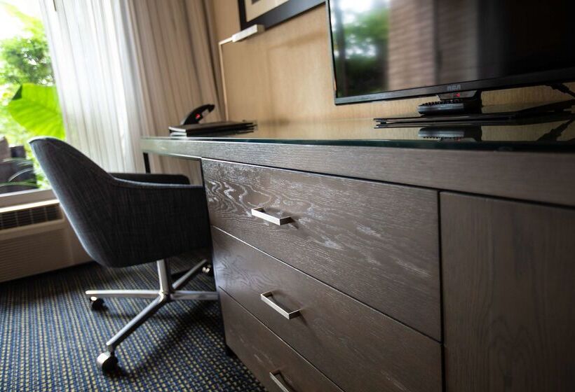 فندق West Beach Inn, A Coast