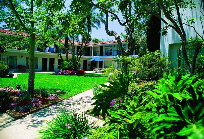 בית מלון כפרי West Beach Inn, A Coast