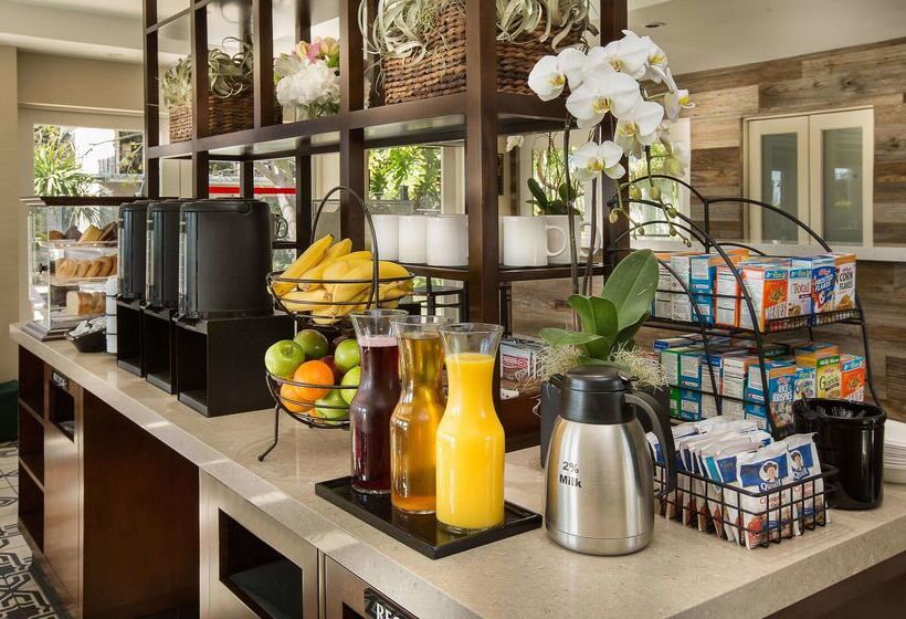 فندق West Beach Inn, A Coast