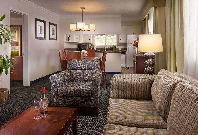 בית מלון כפרי West Beach Inn, A Coast