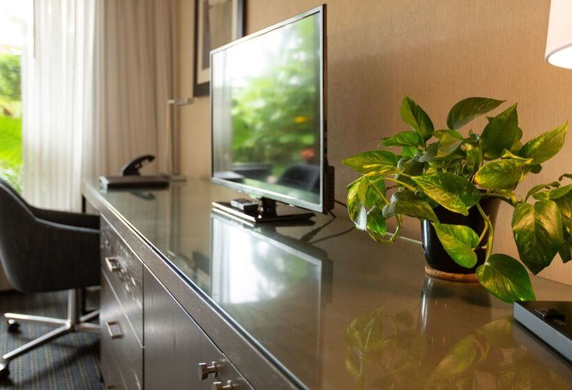 فندق West Beach Inn, A Coast