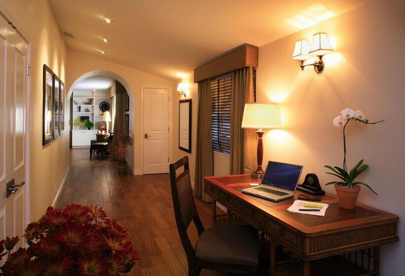 فندق West Beach Inn, A Coast