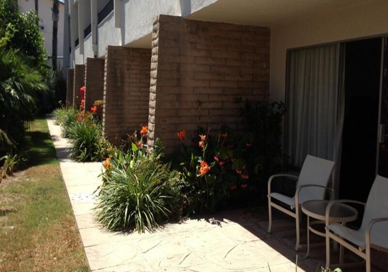 فندق West Beach Inn, A Coast