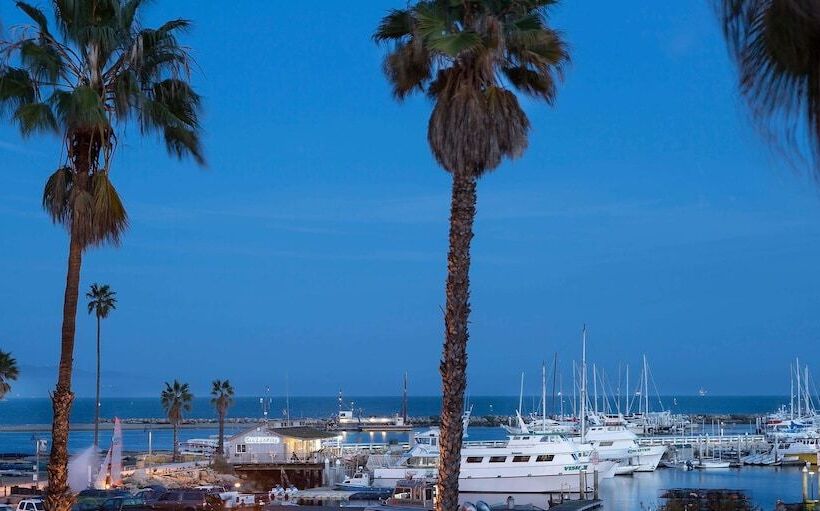 فندق West Beach Inn, A Coast