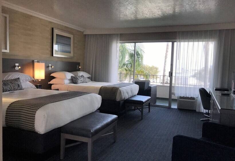 בית מלון כפרי West Beach Inn, A Coast