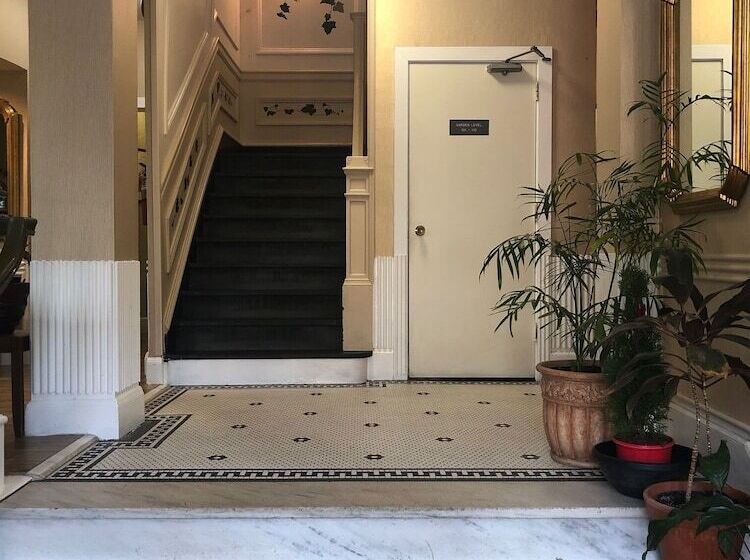 Отель Windsor Inn