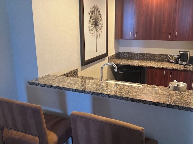 Отель Wyndham Midland Downtown