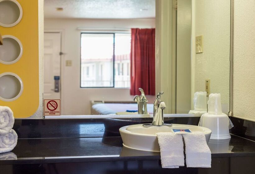 Motel 6mesquite, Tx  Rodeo  Convention Ctr