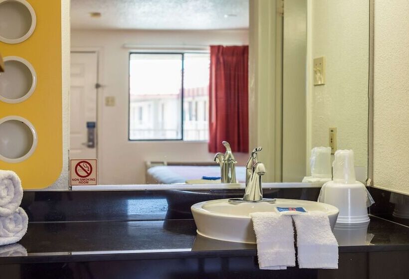 Motel 6mesquite, Tx  Rodeo  Convention Ctr