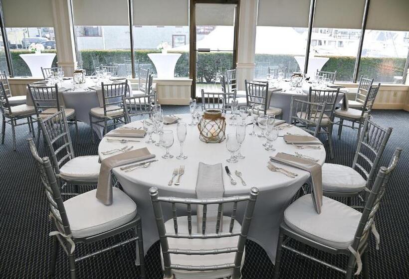 渡假胜地  The Newport Harbor Hotel & Marina