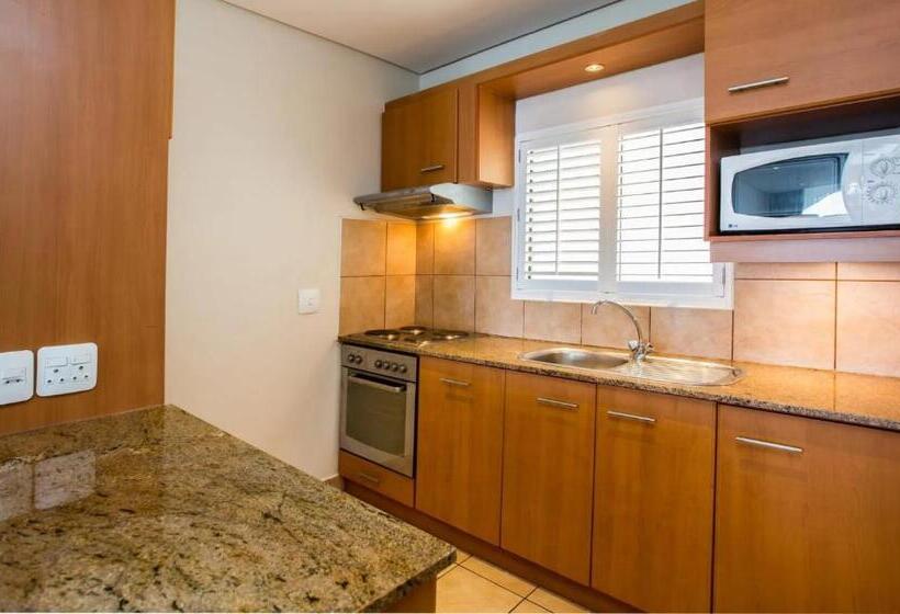 בית מלון כפרי Cabana Beach Resort