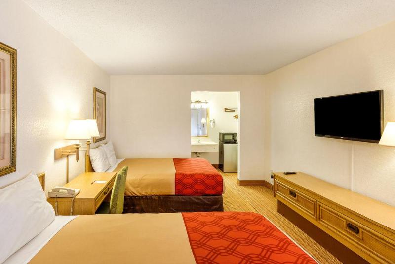 Отель Econo Lodge Airport I35 North