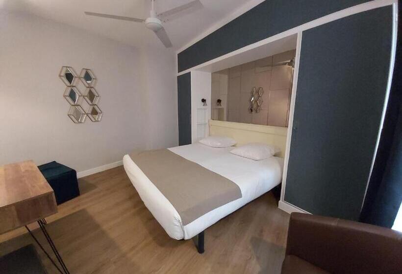 ホテル Eiffel Kensington