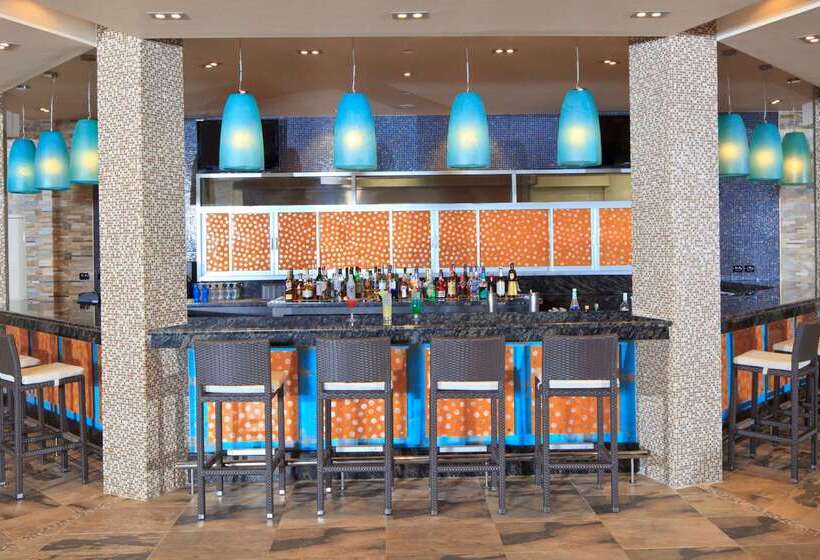 Отель Hilton Trinidad & Conference Centre