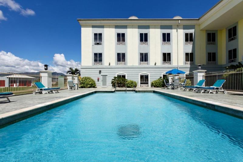 Отель Hilton Trinidad & Conference Centre